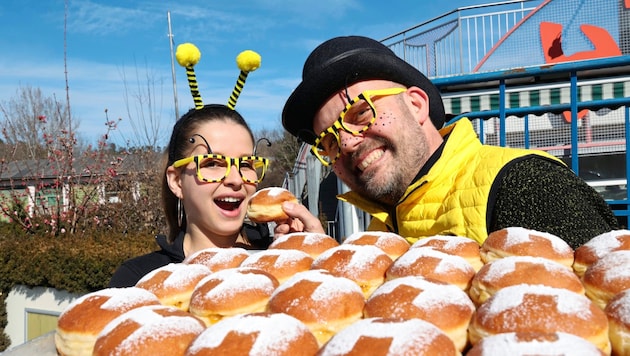 Krapfen dürfen natürlich bei keinem Faschingsumzug fehlen. Am Bild: fleißige Bienchen in Gratkorn. (Bild: Jauschowetz Christian)