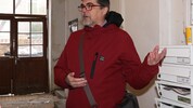 Mieterhilfe-Chef Christian Bartok führt durch eine ehemalige Miethai-Hölle.