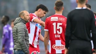 Rene Poms (l.) haderte mit dem Ergebnis, zog aber für die Leistung seiner Elf den Hut. (Bild: GEPA)