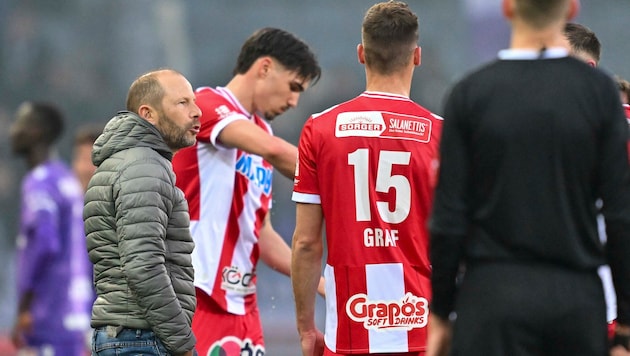 Rene Poms (left) was disappointed with the result, but took his hat off to his team for their performance. (Bild: GEPA)