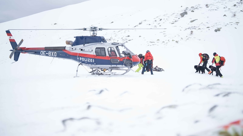 Verschiedene Notfälle im Schnee wurden trainiert. (Bild: Bergrettung/Stecker)