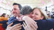 NEOS-Chefin Beate Meinl-Reisinger umarmt den künftigen Staatssekretär Sepp Schellhorn und den ...