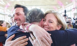 NEOS-Chefin Beate Meinl-Reisinger umarmt den künftigen Staatssekretär Sepp Schellhorn und den ...