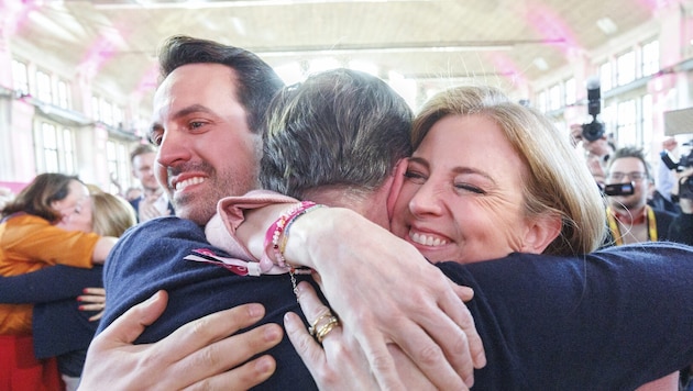 NEOS leader Beate Meinl-Reisinger embraces future State Secretary Sepp Schellhorn and designated Education Minister Christop Wiederkehr (Bild: APA/Tobias Steinmaurer)