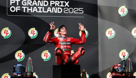 Marc Marquez meditierte kurz am Siegespodest in Buriram (Bild: RUNGROJ YONGRIT)