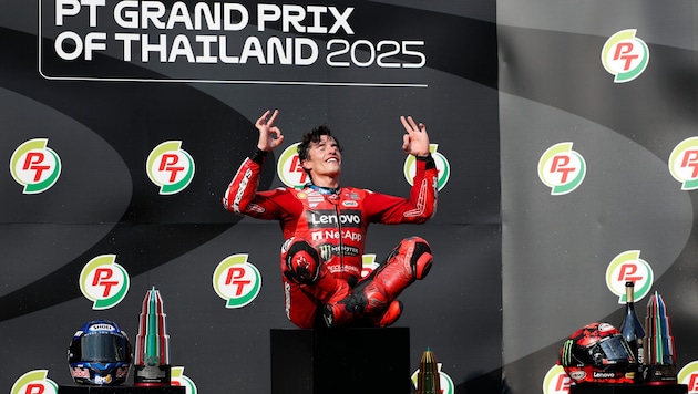 Marc Marquez meditated briefly on the podium in Buriram (Bild: RUNGROJ YONGRIT)