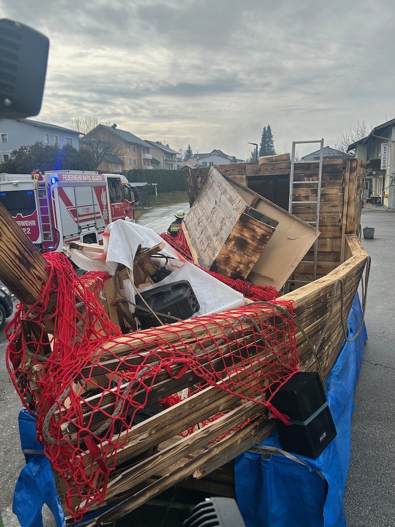 The pirate ship float was damaged and injured the girl. (Bild: Polizei Kärnten, Krone KREATIV)