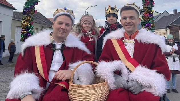 Clemens und Dominik mit den Minis Luisa und Elias. Die Männer sind seit 10 Jahren ein Paar und seit fünf Jahren verheiratet. (Bild: FrauFaGau Komitee)