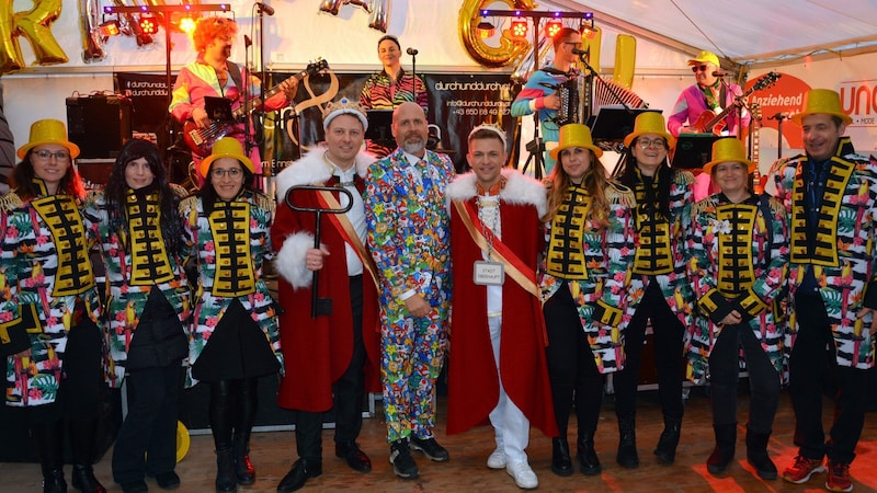 Das Komitee und Bgm. Hannes Schmid (Mitte) mit dem Prinzenpaar.  (Bild: FrauFaGau/ Josef Ziniel)