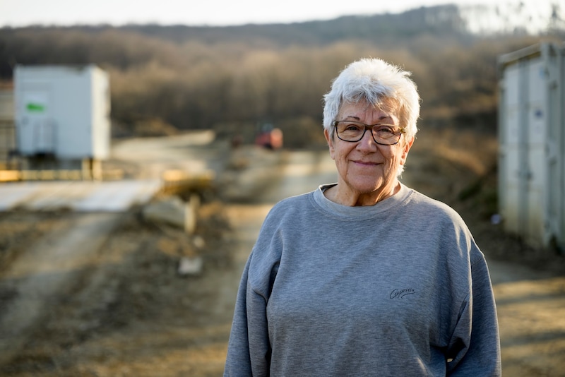 Activist Christina Stejskal denounces uncontrolled dumping of excavated earth in Rappoltenkirchen in the district of Tulln. (Bild: Imre Antal)