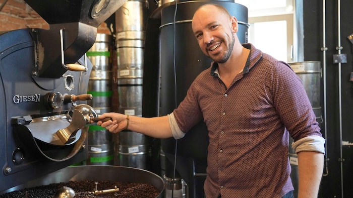Seit 2017 röstet der junge Tiroler in der Werkstätte in Wattens aus Leidenschaft Kaffee. Getrübt ...