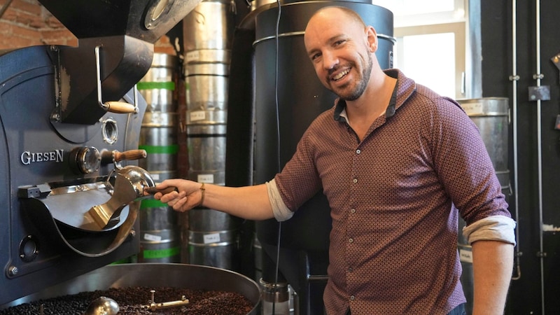 The young Tyrolean has been passionately roasting coffee at the workshop in Wattens since 2017. This is clouded by the neighbors, who are up in arms with posters about the smell. (Bild: Privat)