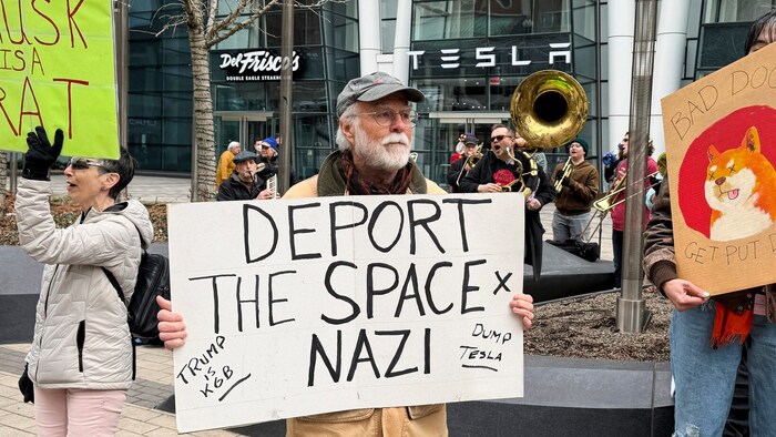 Protest against Musk in front of a Tesla store