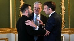 Starmer, Selenskyj und Macron während eines innigen Dreiergesprächs (Bild: JUSTIN TALLIS/AFP)