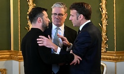 Starmer, Selenskyj und Macron während eines innigen Dreiergesprächs