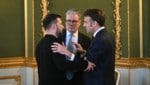 Starmer, Selenskyj und Macron während eines innigen Dreiergesprächs (Bild: JUSTIN TALLIS/AFP)