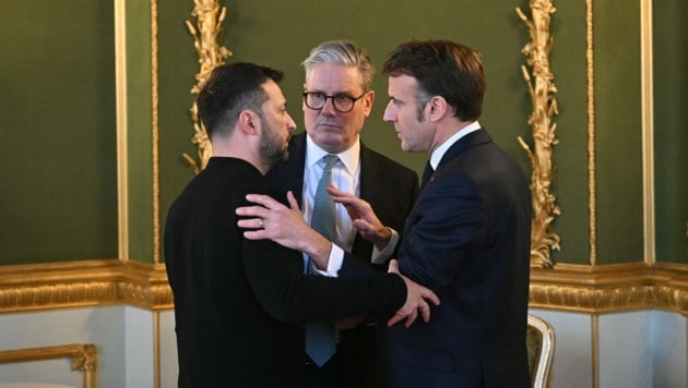 Starmer, Selenskyj und Macron während eines innigen Dreiergesprächs (Bild: JUSTIN TALLIS/AFP)