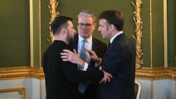 Starmer, Selenskyj und Macron während eines innigen Dreiergesprächs (Bild: JUSTIN TALLIS/AFP)