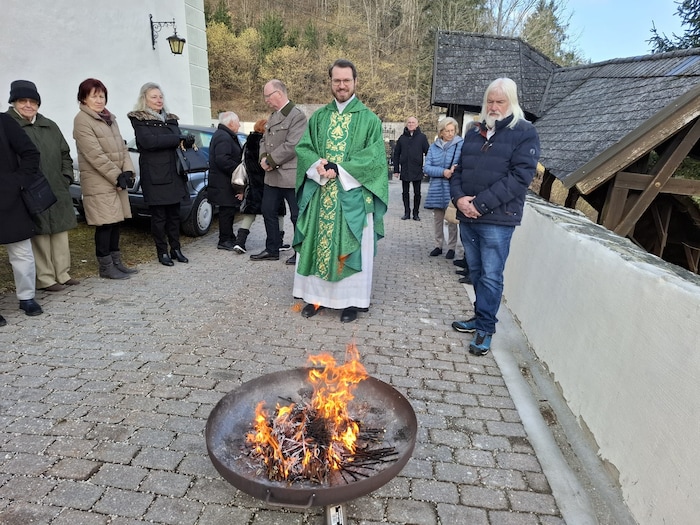 In Gurnitz haben die Gläubigen im Pfarrer Bernd Wegscheider bereits ihre Palmbuschen aus dem ...
