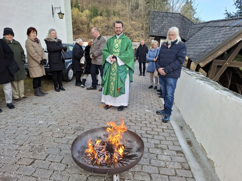 In Gurnitz, the faithful have already burned their palm bushes from the previous year together in the parish of Bernd Wegscheider in order to obtain ashes for the ash crosses on Wednesday. (Bild: KK Günther Gasper)