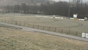 In der Nacht zum Samstag hatte der Unbekannte erneut mehrere Runden am Spielfeld in Waldzell gedreht – der Schaden ist beträchtlich. (Bild: SV Waldzell)