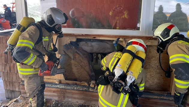 Die Florianijünger führten die Nachlöscharbeiten durch. (Bild: ZOOM Tirol)