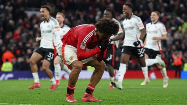 ManUtd-Spieler Joshua Zirkzee verschießt im Elferschießen und im Hintergrund jubeln die Mannen von Fulham … (Bild: DARREN STAPLES)