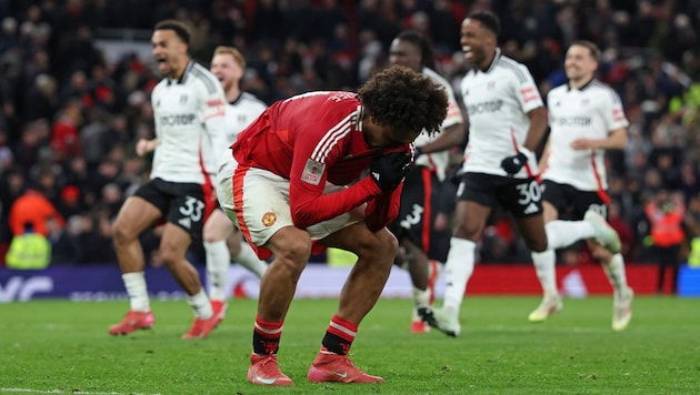 ManUtd-Spieler Joshua Zirkzee verschießt im Elferschießen und im Hintergrund jubeln die Mannen von Fulham … (Bild: DARREN STAPLES)