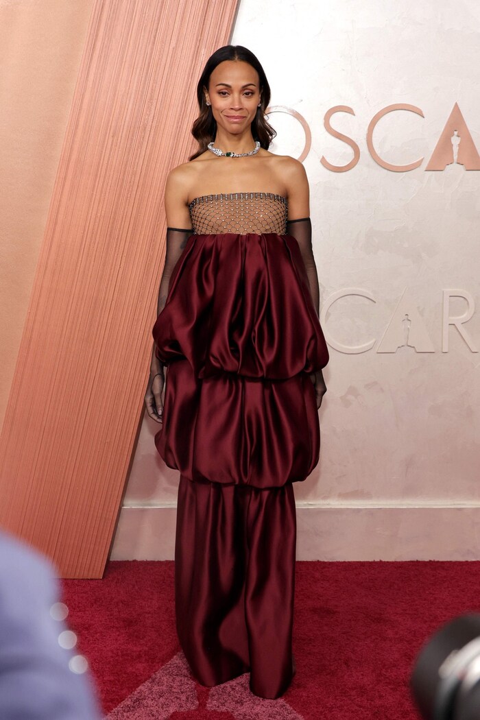 Zoe Saldana in der Trendfarbe Bordeauxrot