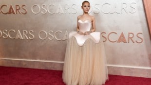 Ariana Grande sorgte mit ihrem Outfit für ein Tuschelthema am Red Carpet der Oscars. (Bild: APA/Richard Shotwell/Invision/AP)