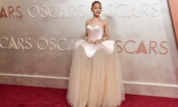 Ariana Grande sorgte mit ihrem Outfit für ein Tuschelthema am Red Carpet der Oscars.