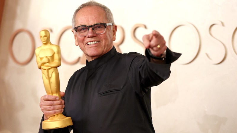 Wolfgang Puck hat seinen Schoko-Oscar mitgebracht. (Bild: Getty Images via AFP/GETTY IMAGES/Mike Coppola)