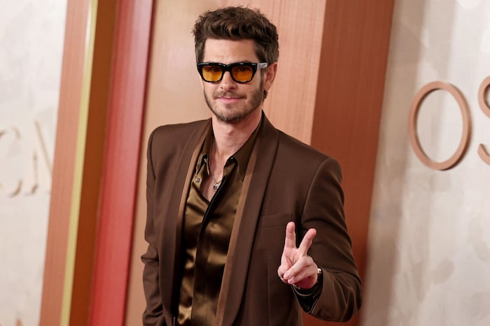 Peace! Andrew Garfield gewohnt lässig.