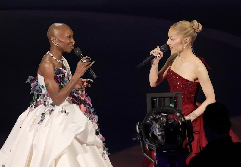 Cynthia Erivo und Ariana Grande eröffneten die Show mit „Defying Gravity“ aus „Wicked“.. (Bild: KEVIN WINTER)