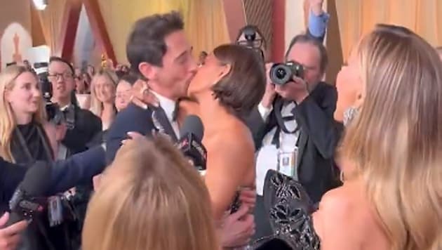 Halle Berry knutschte am Red Carpet der Oscars Adrien Brody nieder – 22 Jahre nach dem legendären Oscar-Kuss. (Bild: instagram.com/TheAcademy)