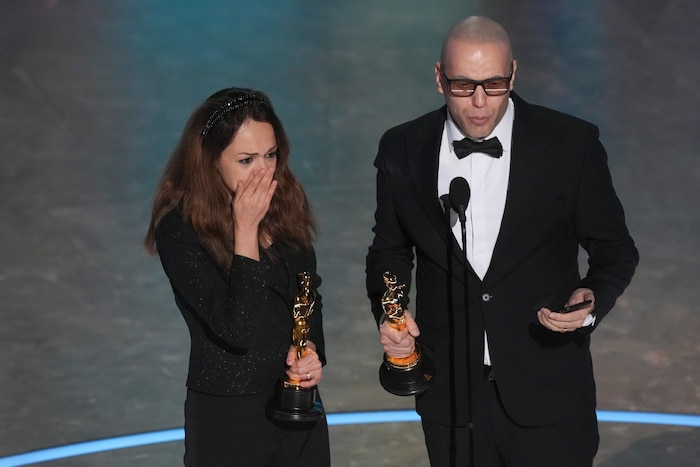 Shirin Sohani, links, und Hossein Molayemi nehmen den Preis für den besten animierten Kurzfilm ...