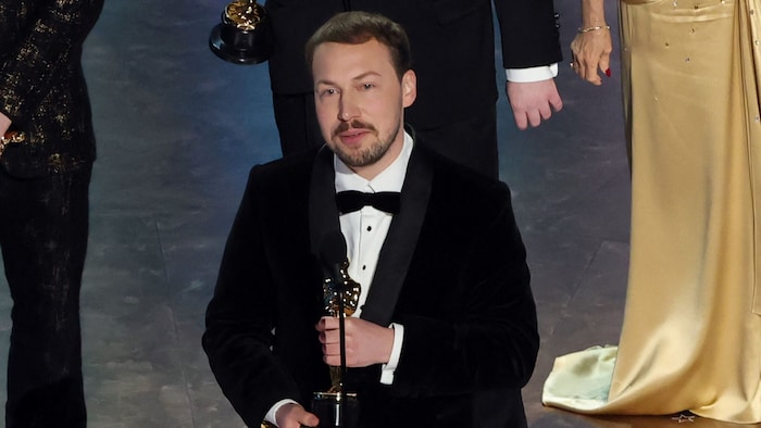 Gints Zilbalodis nimmt den Preis für einen animierten Spielfilm für „Flow“ entgegen.