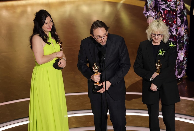 Marilyne Scarselli, Pierre Olivier Persin und Stephanie Guillon nehmen den Preis für Make-up und Hairstyling für „The Substance“ entgegen. (Bild: KEVIN WINTER)