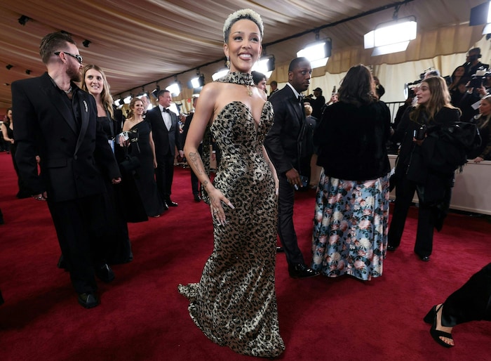 Doja Cat trug am Red Carpet ein glitzerndes Leo-Kleid mit XXL-Dekolleté.
