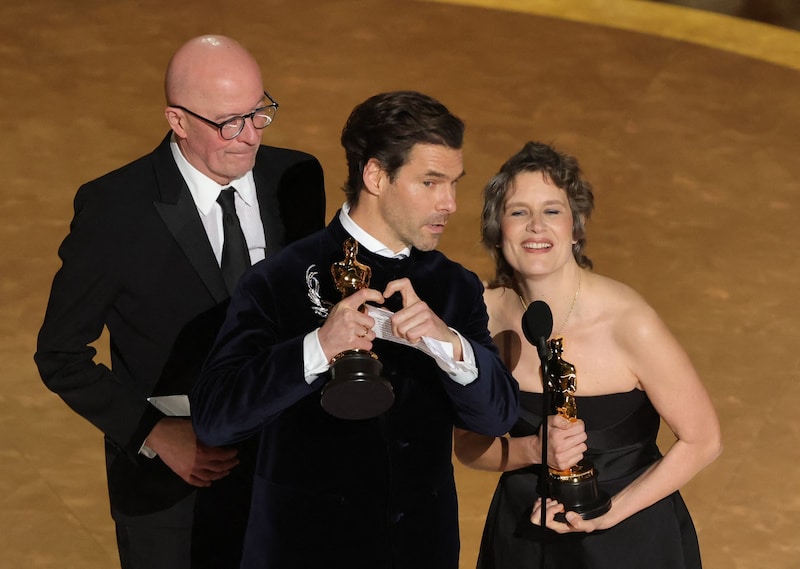 Jacques Audiard, Clément Ducol und Camille Dalmais nehmen den Preis für die Originalmusik für „El Mal“ in „Emilia Pérez“ entgegen. (Bild: KEVIN WINTER)