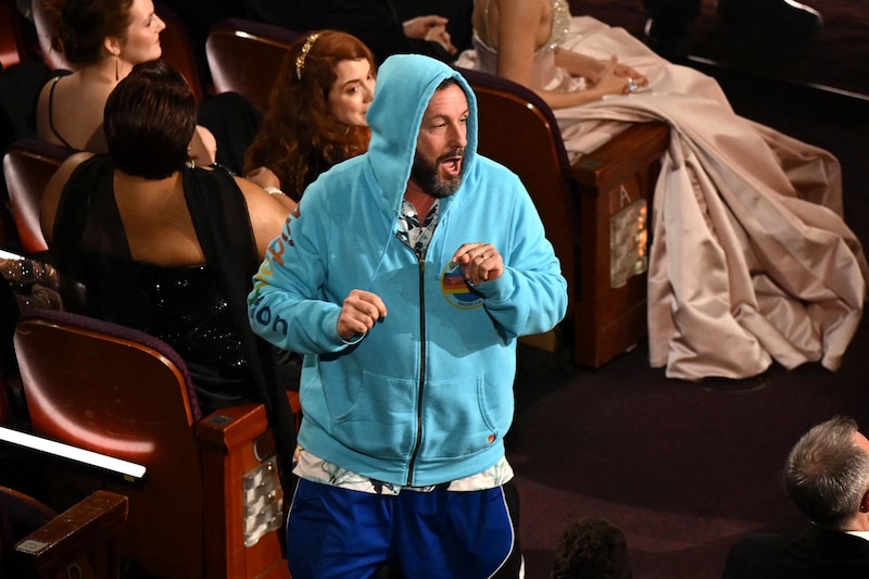 Adam Sandler im Gammel-Look! (Bild: PATRICK T. FALLON)