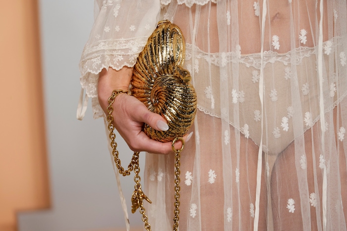 Süßes Accessoire: Zum Look kombinierte Wilde eine goldene Muschel-Tasche.