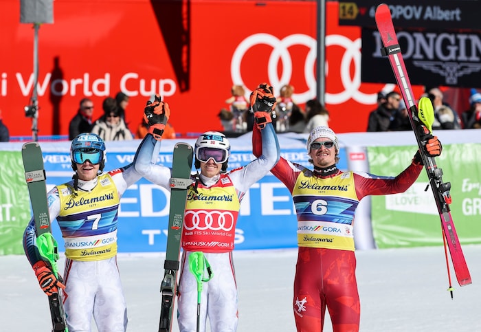 Henrik Kristoffersen siegte vor Timon Haugan (li.) und Manuel Feller.