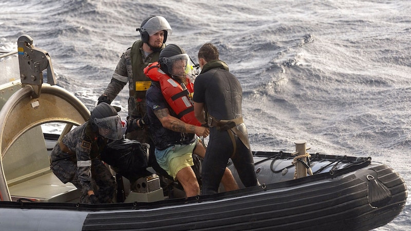 The rower after his rescue (Bild: AFP/AUSTRALIAN DEFENCE FORCE/Handout)