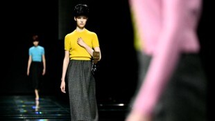 Models präsentieren bei der Mailänder „Fashion Week“ die Herbst- und Winterkollektion.
