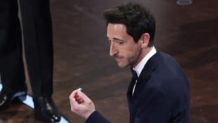 Adrien Brody mit Kaugummi (Bild: EPA/ALLISON DINNER)