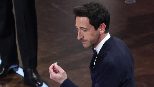 Adrien Brody with chewing gum (Bild: ALLISON DINNER)