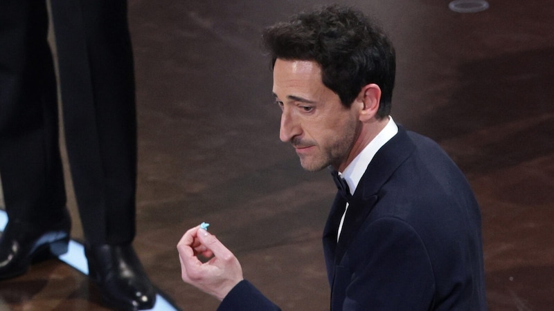 Adrien Brody mit Kaugummi (Bild: ALLISON DINNER)