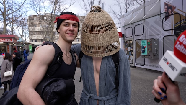 These two young men are clearly recognizable as carnival fans. (Bild: krone.tv)