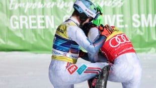 Emotionale Szenen: Henrik Kristoffersen (re.) und Timon Haugan jubeln über ihre Podestplätze- (Bild: GEPA)